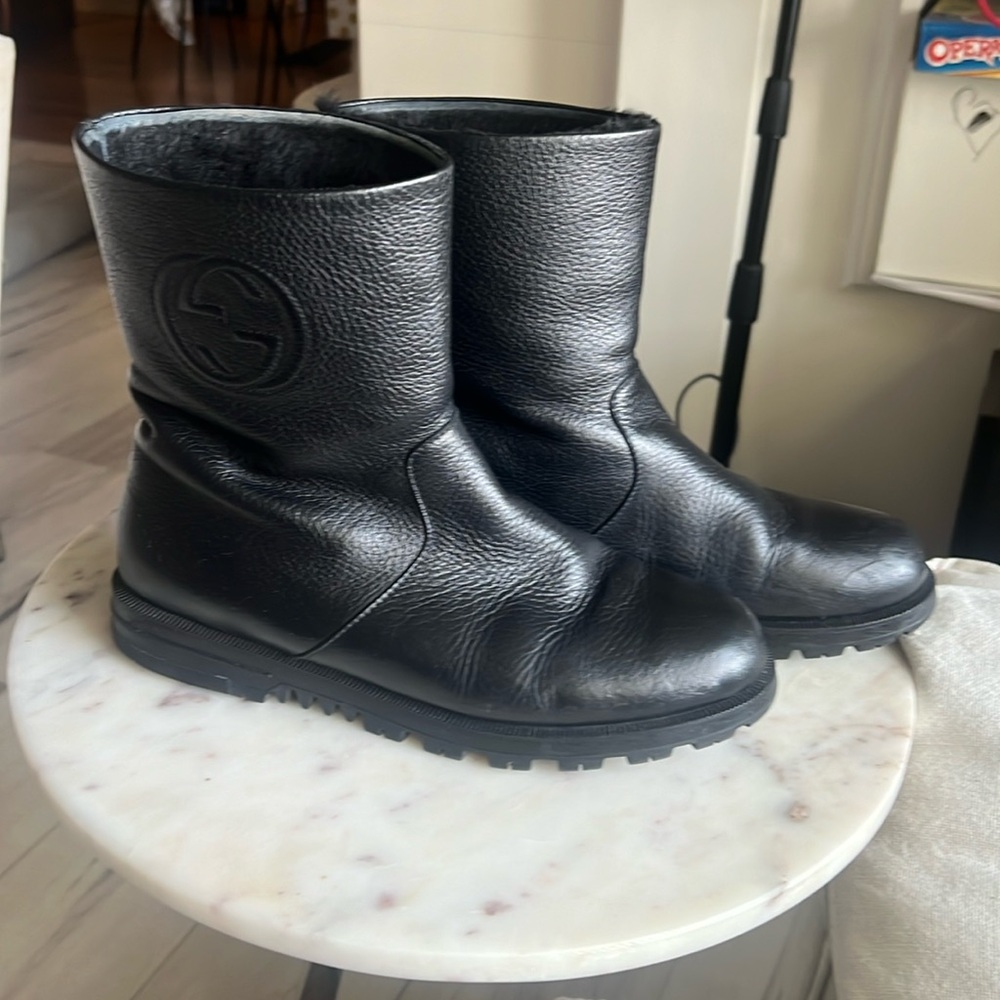 Gucci leather ankle boots with fur lining.